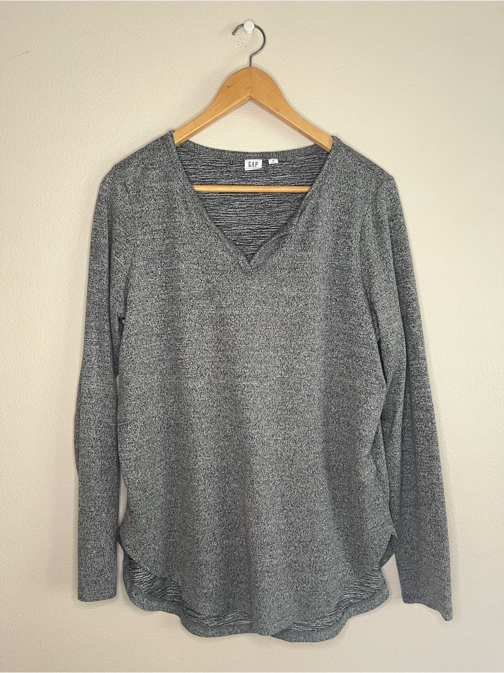 GAP Women’s Gray V-Neck Jersey Knit Long Sleeve Tee, Size M